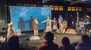 Bühnenstück zwischen Poesie und Melancholie: Vorpremiere von «Im Dunkelwasser fischen» in der Kunsthalle Arbon. (Bild: Andrea Stalder)