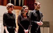 Die drei Interpreten verneigen sich beim Schlussapplaus: Julia Kreyenbühl-Gschwend, Dagmar Grigarova und Philipp Kreyenbühl. (Bild: Barbara Hettich)