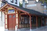 Die Talstation der Mühleggbahn. Heute gelangt man durch den seitlichen Eingang zur Liftkabine. Ab November soll der Zugang wieder wie einst von vorne her durch die rote Türe erfolgen. Ein- und Ausstieg befindet sich neu an der Stirnseite der Kabine. (Bild: Reto Voneschen - 3. September 2013)