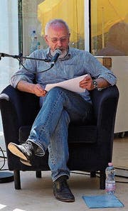 Hans-Jürg Müller liest eine Kurzgeschichte von Rafik Schami. (Bild: Mirjam Bächtold)