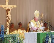 Erzbischof Wolfgang Haas verweigert seit einigen Jahren die Zelebration der Feldmesse am Staatsfeiertag. (Bild: Günther Meier (15. August 2010))