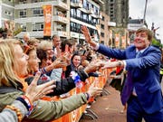König Willem-Alexander feierte in Groningen gemeinsam mit seiner Familie und zehntausenden Bürgern den traditionellen "koningsdag". (Bild: KEYSTONE/EPA ANP POOL/ROBIN UTRECHT / POOL)
