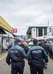 Hat nach 17 Jahren bald ausgedient: die Uniform der Stadtpolizei. (Bild: Urs Bucher (11. Oktober 2015))