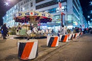 Bereits am Weihnachtsmarkt im vergangenen Advent hat die Stadtpolizei St.Gallen ihre Sicherheitsmassnahmen verschärft. Dies etwa mit der Absperrung sensibler Bereiche. Analoge Massnahmen wird es jetzt während der Fasnacht geben. (Bild: Urs Bucher)