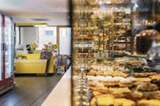 Postangebot in einer Bäckerei: Die Postagenturen müssten ihre Dienstleistungen erweitern, verlangt das Bundesparlament. (Bild: CHRISTIAN BEUTLER (KEYSTONE))