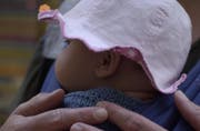 Die Eltern waren mit dem Schreibaby überfordert. (Bild: Trix Niederau/Symbolbild)