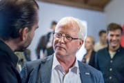 Jürg Brunner (rechts) gibt das Präsidium der Werkkommission an der Parlamentssitzung vom 14. Februar ab. (Bild: Michel Canonica)