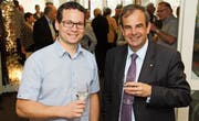 Stossen auf das neue Jahr an: Franz Eugster, Präsident der CVP Bischofszell, und Gerhard Pfister, Präsident der CVP Schweiz. (Bild: Barbara Hettich)
