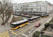 Die linke Busspur ist frei, die rechte besetzt – und damit auch die Haltestelle für nachfolgende VBSG-Busse. (Bild: Hanspeter Schiess)