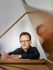 Der Musiker und Komponist Rudolf Lutz daheim am Cembalo. (Bild: Michel Canonica)