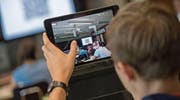 Schüler mit privatem Tablet im Unterricht: Angesichts der Kostenfreiheit der Grundschule eine problematische Sache. (Bild: Pius Amrein)