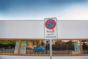 Statt an die Schule gefahren zu werden, sollten Kinder den Schulweg besser zu Fuss bestreiten, sagen Experten. (Bild: Urs Bucher)