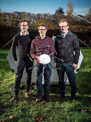Christian Schluchter, Livio Roth und Geschäftsinhaber Martin Fengler mit einer Wetterdrohne. Im Hintergrund steht die Drohnenbasis. (Bild: Benjamin Manser)