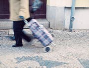 Delikte aus Vergesslichkeit: Für Demenzpatienten können tägliche Verrichtungen wie Einkaufen zu heiklen Unterfangen werden. (Bild: imago)