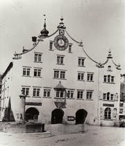 Eine Nahaufnahme des Rathauses nach dem Abbruch des Ira-Tors um 1866. (Bild: Stadtarchiv der Ortsbürgergemeinde SG)