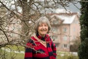 Friedensaktivistin Christina Dieterle in ihrem Garten. (Bild: Hanspeter Schiess)