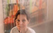 Bildebenen auf hängenden Folien: Beatrice Dörig macht Mehrdeutigkeit transparent. (Bild: Martin Preisser)