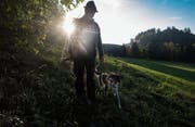 Jäger Christoph Martin ist mit seinem Hund häufig in Schaugen-Guggeien unterwegs. Beute zu machen sei aber nicht das Ziel. Bild: Benjamin Manser