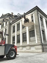 Aussendienst in luftiger Höhe: Der ausgesägte Büroraum wird direkt an der Hausfassade angedockt.