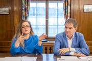 Die SP-Stadtratsmitglieder Maria Pappa und Peter Jans erläutern die Argumente der Stadtregierung gegen die Mobilitäts-Initiative. (Bild: Urs Bucher)