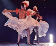 Zwei Tänzerinnen flankieren Sänger José Guillermo Puebla Brizuela, der zu den Stars der kubanischen Musikszene gehört. (Bild: Manuel Nagel)
