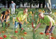 Gärtner dekorieren den Gauklerbrunnen im Stadtpark. (Bild: PD/Andrea Kobler)