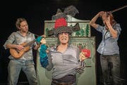 Hotzenplotz von Kasper und Seppli im Vogelkäfig gefangen: Sara Franchini, Lisa Bögli und Sabrina Michel. (Bild: Benjamin Manser)