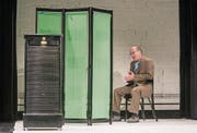 «Ich bin ernstlich ungehalten»: Matthias Peter nimmt Bartleby ins Gebet. (Bild: Hanspeter Schiess)