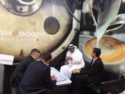 Kundengespräch von Verantwortlichen des St.Galler Kaffeerösters «Turm & Bogen» an der Gulfood in Dubai. (Bild: PD)