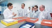 EU-Botschafter Michael Matthiessen lässt sich die Fisba-Produktion erklären. Rechts von ihm die Regierungsräte Benedikt Würth und Fredy Fässler. (Bild: Urs Bucher)