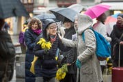 Am internationalen Frauentag werden am Bärenplatz jeweils Mimosen an Passantinnen verteilt. (Bild: Michel Canonica)
