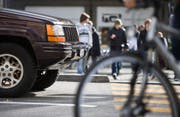 Wo soll in der Stadtsanktgaller Verkehrspolitik der Fokus liegen - beim Auto oder beim Langsamverkehr. Über diese Frage wurde im Abstimmungskampf über die Mobilitäts-Initiative in den vergangenen Wochen heftig diskutiert. (Bild: Gaetan Bally/KEY)