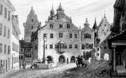Das Rathaus mit dem Gefängnisturm (links) und dem Ira-Tor (rechts) auf einer Darstellung von Johann Baptist Isenring von 1831.