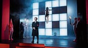 Der Jude Shlomo Herzl wird als Jesus-Christus aufgehängt, Hitler erschossen, und am Schluss regnet es in der Konstanzer Inszenierung Hakenkreuze und Davidsterne. (Bild: Ilja Mess)