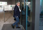 Bruno Hug, damaliger Chefredaktor der «Obersee Nachrichten», betritt im Dezember 2017 das zuständige Kreisgericht. (Bild: Patrick Gutenberg)