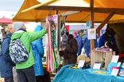 Kleines Markttreiben an der Schweizer Meisterschaft der Hütehunde. (Bild: Daniela Ebinger)