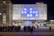 Die Zeit richtig lesen: Die leuchtenden Stunden, Minuten und Sekunden müssen an der neuen Uhr am St.Galler Bahnhof für die Zeitangabe addiert werden. (Bild: Urs Bucher)