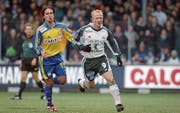 Rainer Bieli (rechts) im Laufduell mit dem GC-Mittelfeldspieler Ricardo Cabanas. (Bild: Michel Canonica (24. Februar 2002, Espenmoos))
