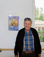 Roland Schmid vor einem seiner Bilder im Wohnheim der Obvita. (Bild: Leonardo Da Riz)