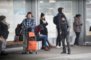 Buspassagiere trotzten am Bahnhofplatz den eisigen Temperaturen. (Bild: Ralph Ribi (Ralph Ribi))