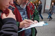 Jeder sammelt anders: Je nach Region und Vorlage wählen die Parteien unterschiedliche Taktiken. (Bild: MARTIN RUETSCHI (KEYSTONE))