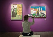 Das Tablet ermöglicht ein Ausstellungserlebnis, das alle Sinne anspricht. (Bild: Urs Bucher)
