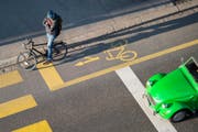 Auto und Velo: Wer soll Priorität haben? Auch das wird in der Stadt St.Gallen am 4. März mit dem Ja oder Nein zur Mobilitäts-Initiative entschieden. (Bild: Urs Bucher)