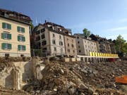 Über der Baugrube fürs Projekt Haldenhof: Ein Teil der Häuser, die fürs Bauvorhaben Felsenstrasse 57 bis 67 abgebrochen werden sollen. (Bild: Reto Voneschen)