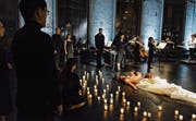 Tödliche, unsterbliche Liebe: Tristan (Nik Kevin Koch) und Isolde (Sheida Damghani). Der Chor ist Hauptakteur in der Lokremise. (Bild: Tanja Dorendorf/T+T Fotografie)