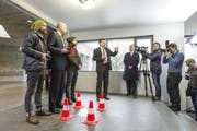 Die Kunstkommission der Uni St.Gallen weiht drei neue Werke ein: Drucke von Günther Uecker und Antoni Tapies und ein Projekt der Künstler Frank und Patrik Riklin. Ihre "Fliege Erika" findet im Hauptgebäude ihren Platz. (Bild: Hanspeter Schiess)