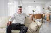 Boris Tschirky in der Stube seines Einfamilienhauses in Abtwil. (Bild: Jil Lohse)