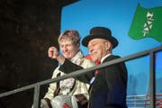 Géraldine Brot mit Michael Hüppi, Kanzler der Ehren-Föbüs. (Bild: Michel Canonica)