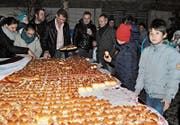 Die Bevölkerung greift gerne zu beim Dreikönigskuchen, den die Gemeinde am Samstag aufgetischt hat. (Bild: Ramona Riedener)