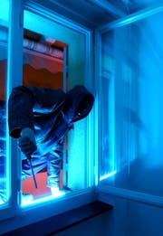 Ungenügend gesicherte Fenster sind ein Schwachpunkt, den Einbrecher oft zum Einsteigen in eine Liegenschaft nutzen. (Bild: Symboldbild: Walter Bieri/KEY)